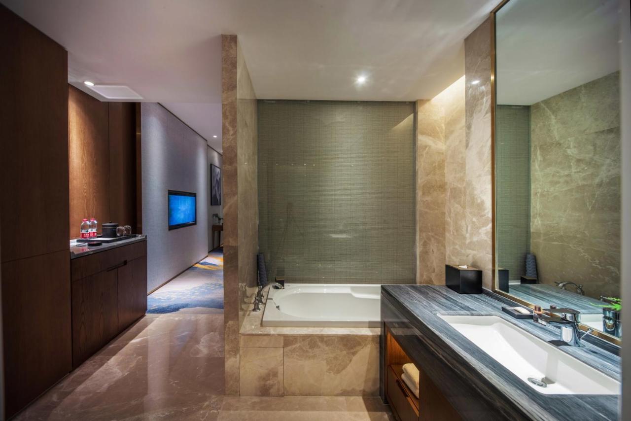 Отель Wyndham Shiyan Downtown Экстерьер фото