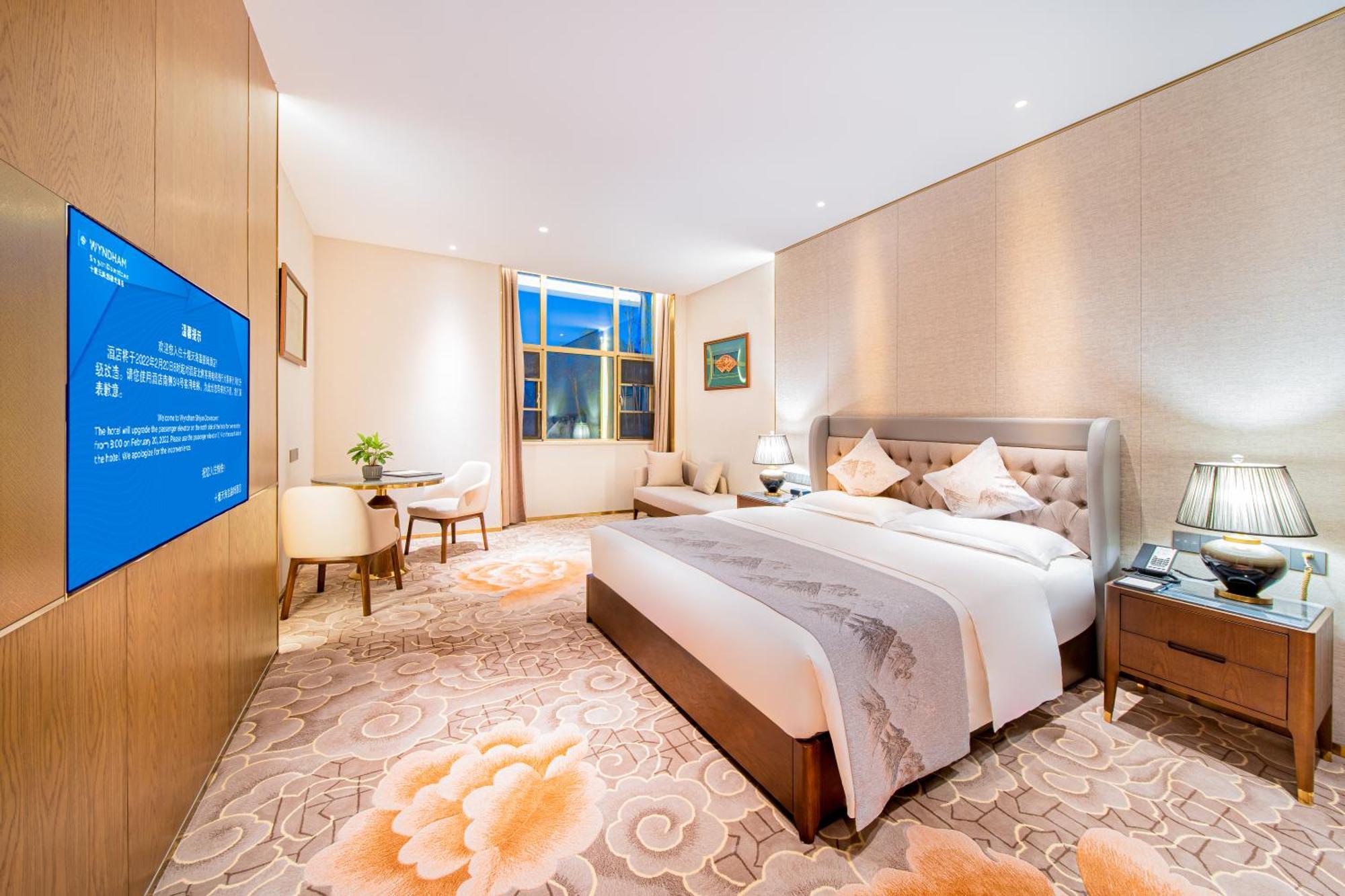 Отель Wyndham Shiyan Downtown Экстерьер фото