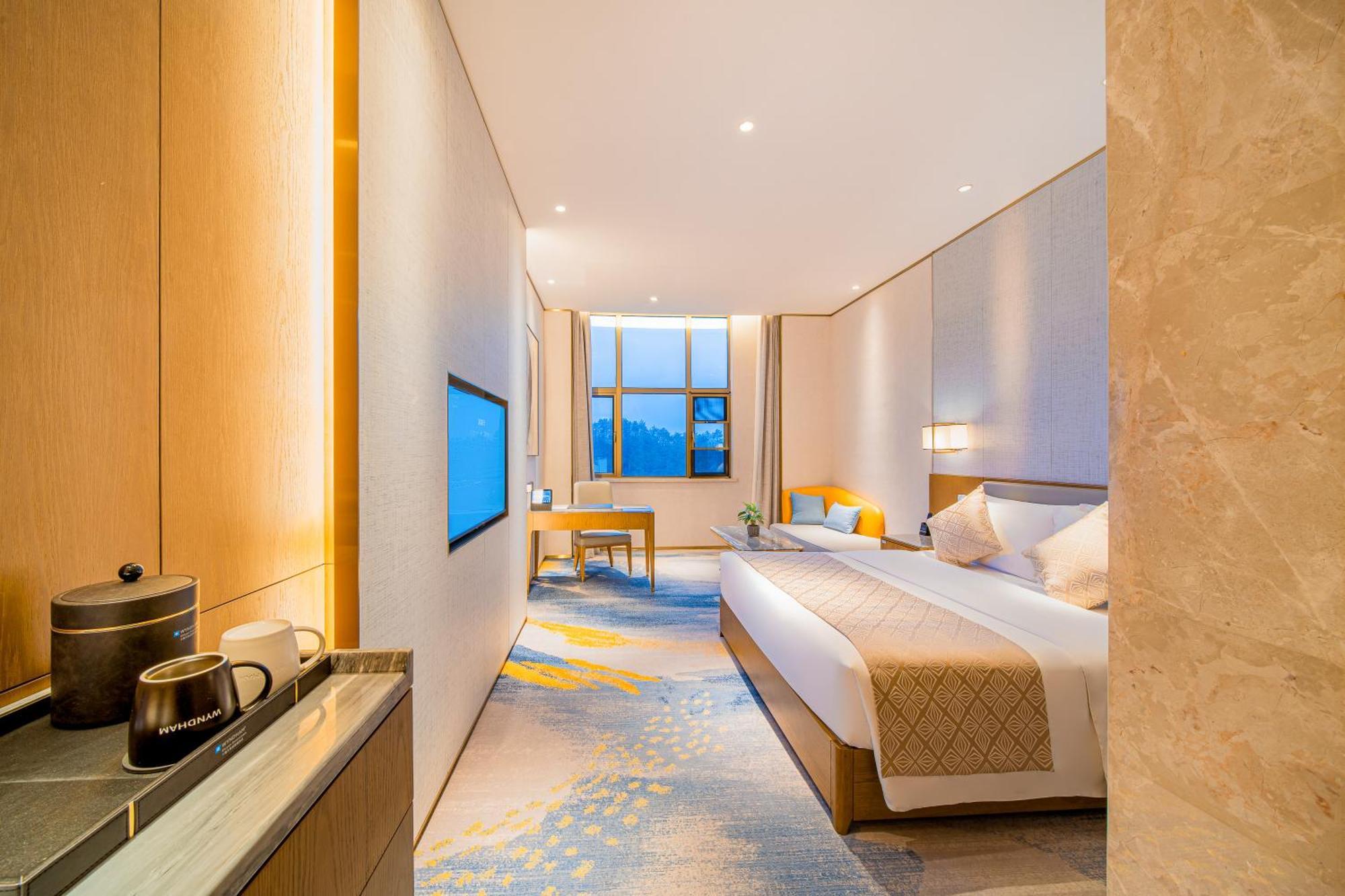 Отель Wyndham Shiyan Downtown Экстерьер фото